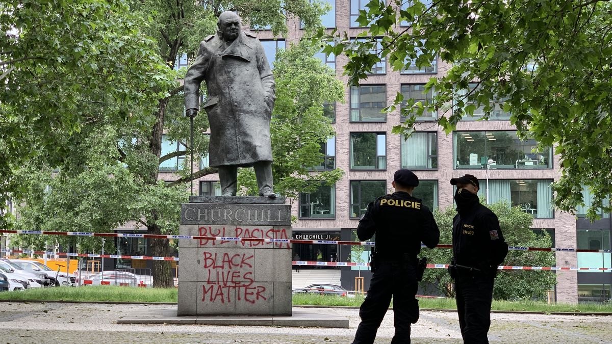 Protesty za Floyda jsou v Praze. Někdo posprejoval sochu Churchilla